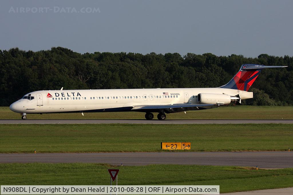 N908DL, 1987 McDonnell Douglas MD-88 C/N 49539, Delta Air Lines N908DL (FLT DAL1238) rolling out on RWY 5 after arrival from Hartsfield-Jackson Atlanta Int'l (KATL).