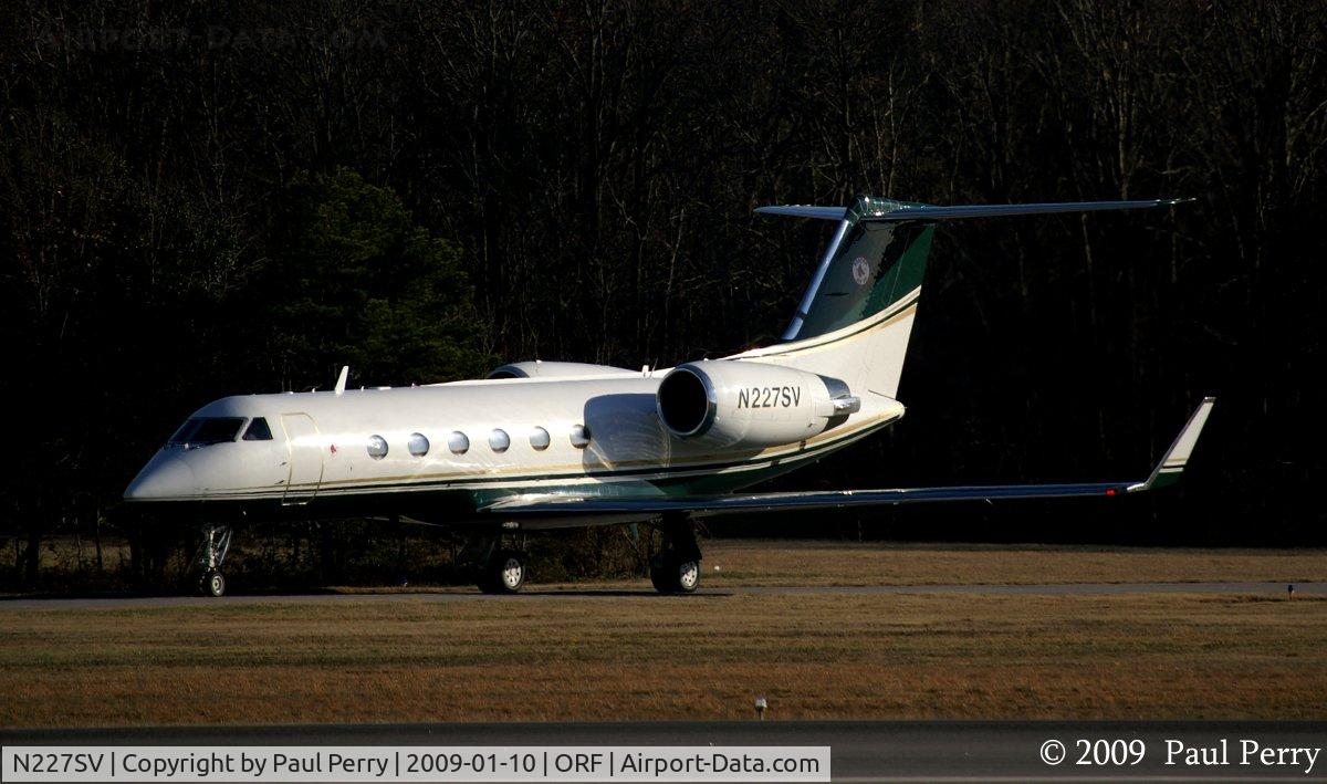 N227SV, 1991 Gulfstream Aerospace G-IV C/N 1172, Red Sox plane taxiing down