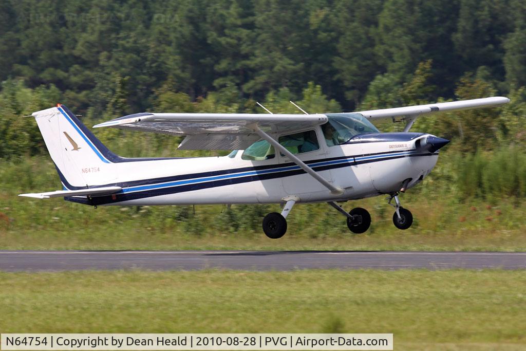N64754, 1982 Cessna 172P C/N 17275617, 1982 Cessna 172P Skyhawk II N64754 landing RWY 10.
