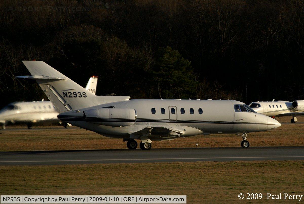 N293S, 2002 Raytheon Hawker 800XP C/N 258572, Taking off from Norfolk