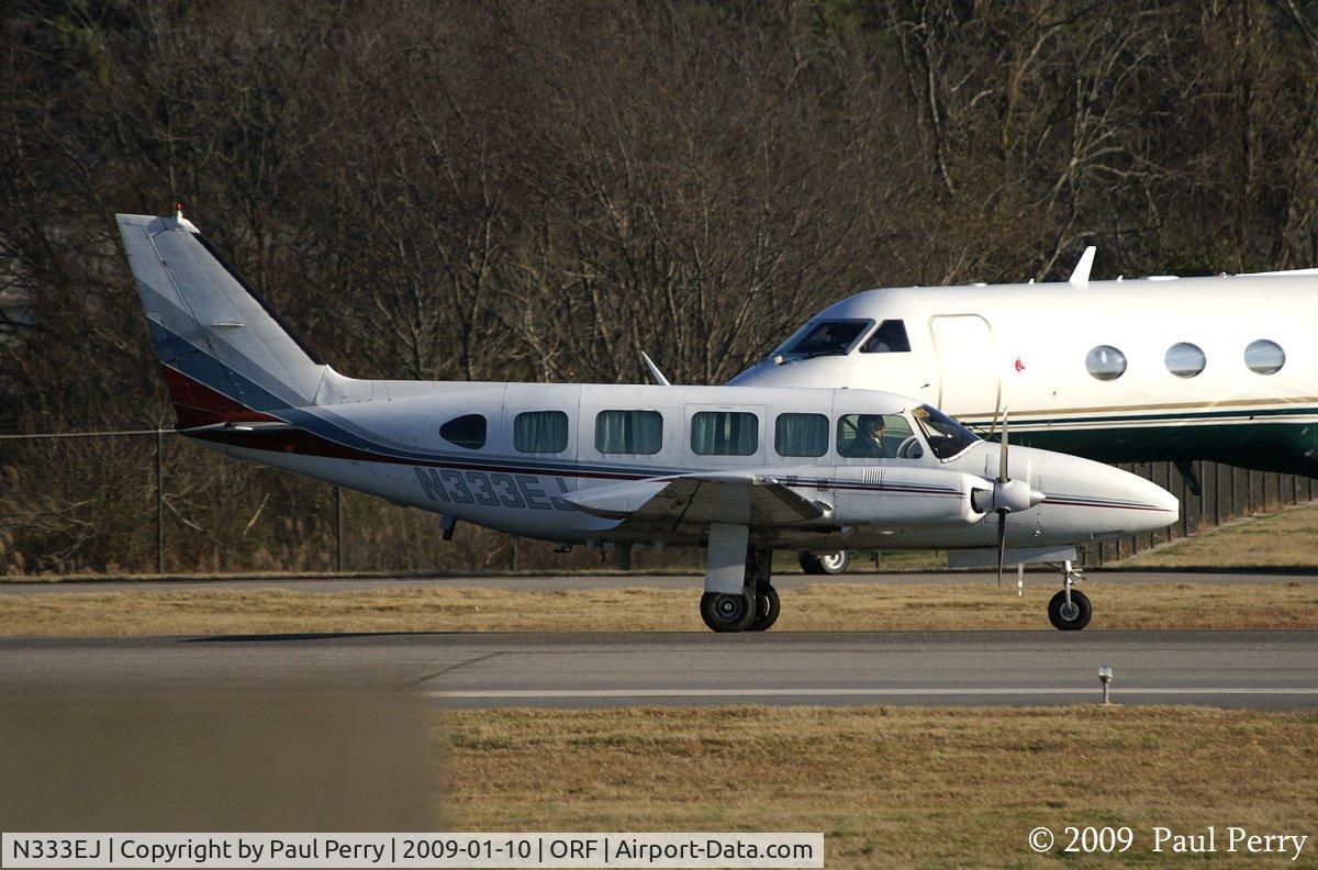N333EJ, 1975 Piper PA-31-350 Chieftain C/N 31-7652055, Landing during a busy day