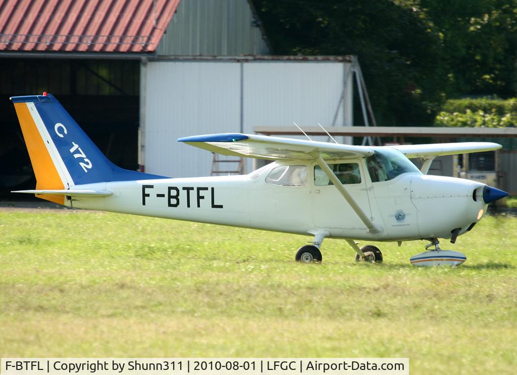 F-BTFL, Reims F172L Skyhawk C/N 0864, Arriving from flight and going to the Airclub...
