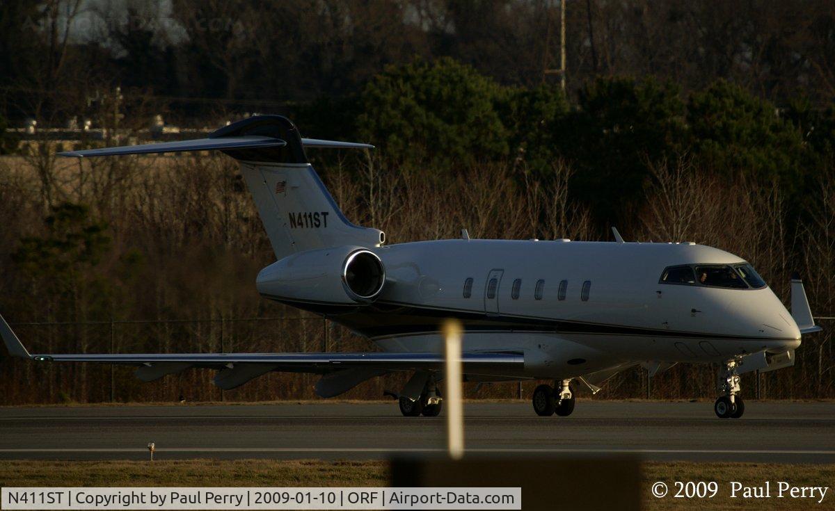 N411ST, 2004 Bombardier Challenger 300 (BD-100-1A10) C/N 20031, Turning on to the active runway