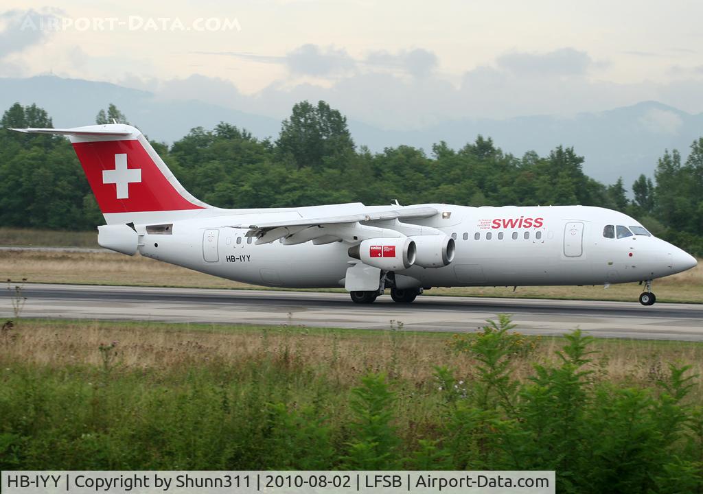 HB-IYY, 1998 British Aerospace Avro 146-RJ100 C/N E3339, Landing rwy 16