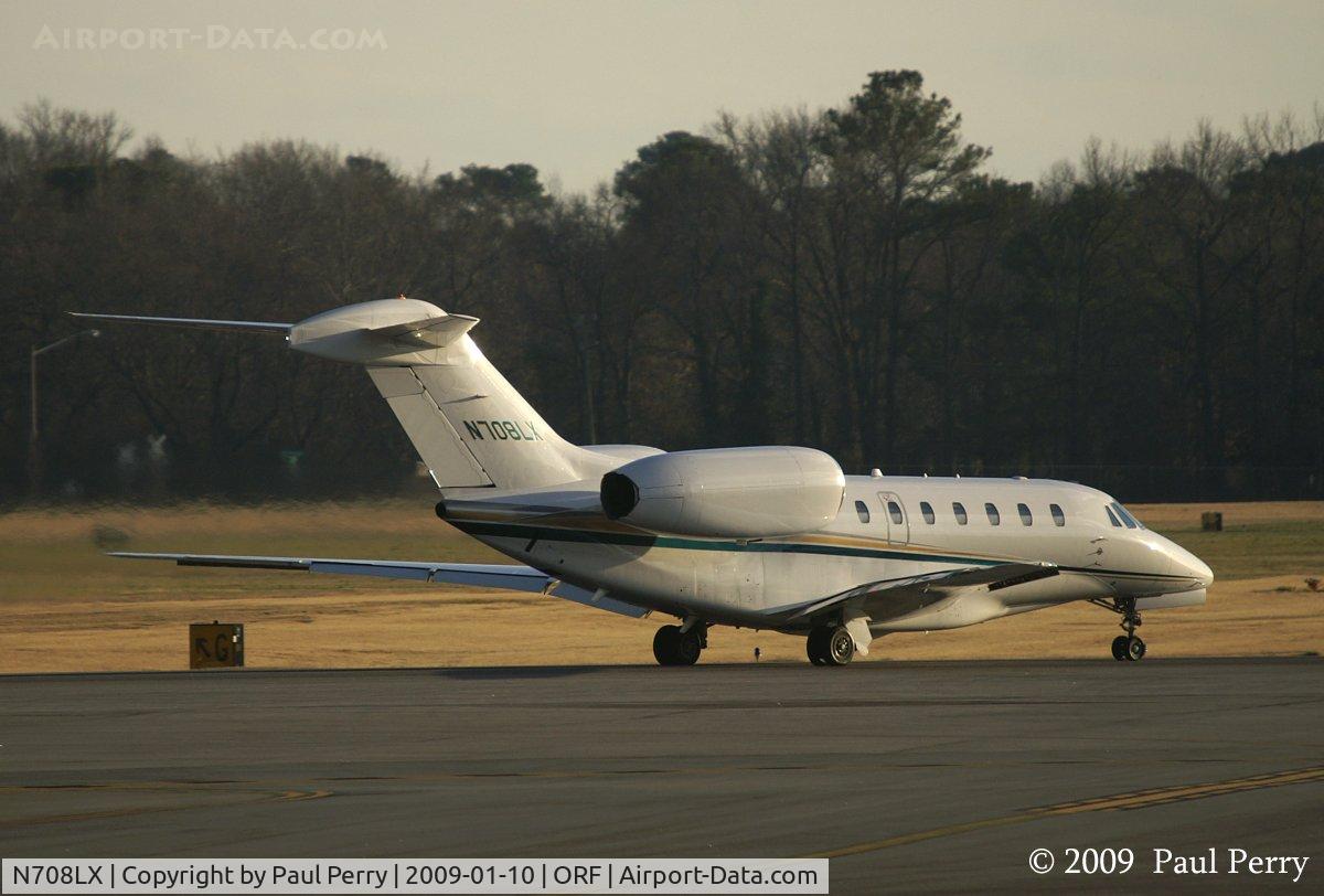 N708LX, 1999 Cessna 750 Citation X C/N 750-0109, Stretching out, ready to get airborne