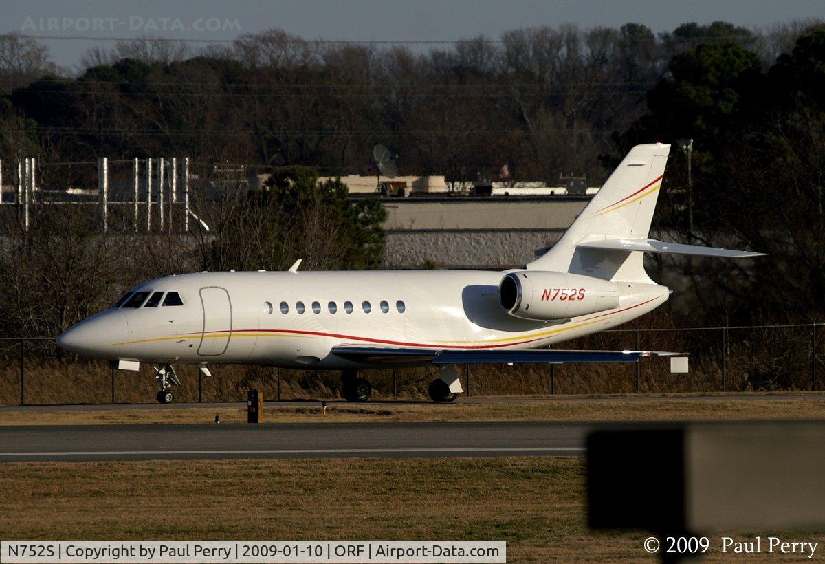 N752S, 1999 Dassault Falcon 2000 C/N 82, Headed for the end of Runway 23