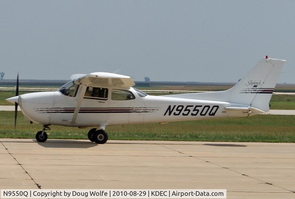 N9550Q, 1998 Cessna 172R C/N 17280517, Taxiing for take off at Decatur, Illinois.