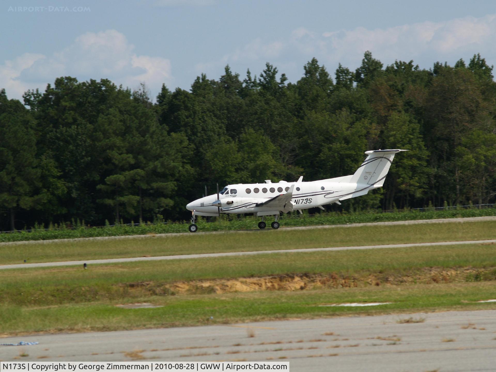 N173S, 1992 Beech B300 King Air C/N FM-4, Touch and go at Goldsboro Wayne