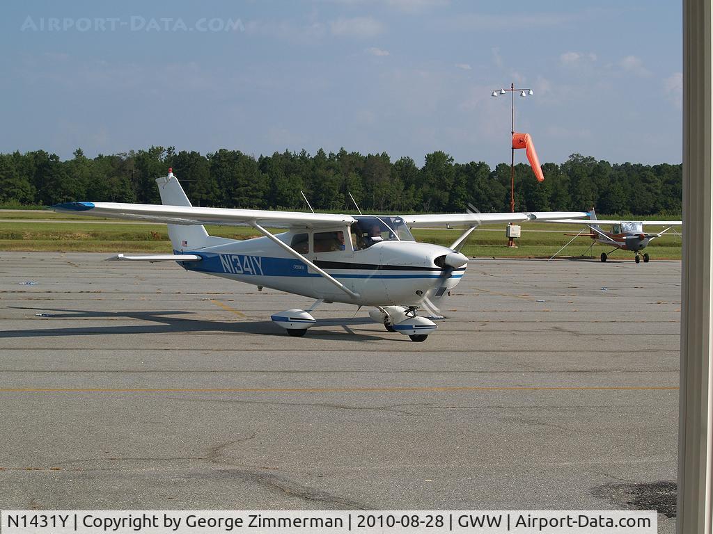 N1431Y, 1961 Cessna 172C C/N 17249131, Fuel stop @ Goldsboro-Wayne