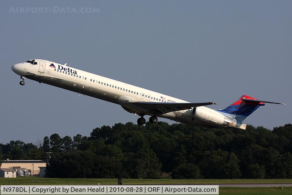 N978DL, 1991 McDonnell Douglas MD-88 C/N 53259, Delta Air Lines N978DL climbing out from RWY 5 en route to Hartsfield-Jackson Atlanta Int'l (KATL).