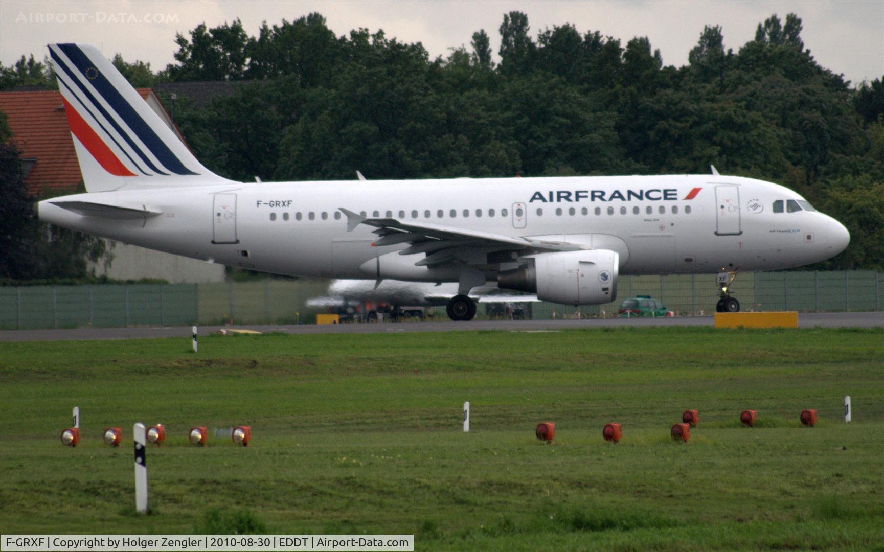 F-GRXF, 2003 Airbus A319-111 C/N 1938, Lining up for a take off to Paris CDG on runway 26L.