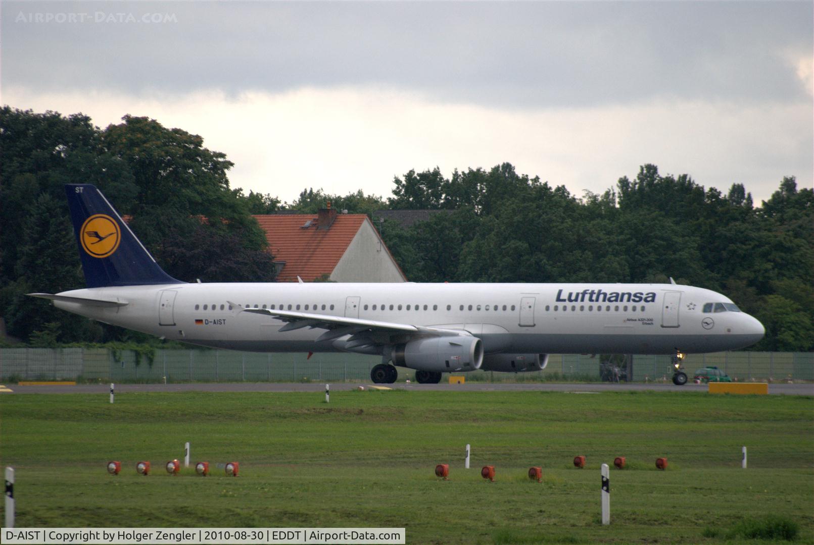 D-AIST, 2009 Airbus A321-231 C/N 4005, LH 181 to FRA is lining up for take off on runway 26L...