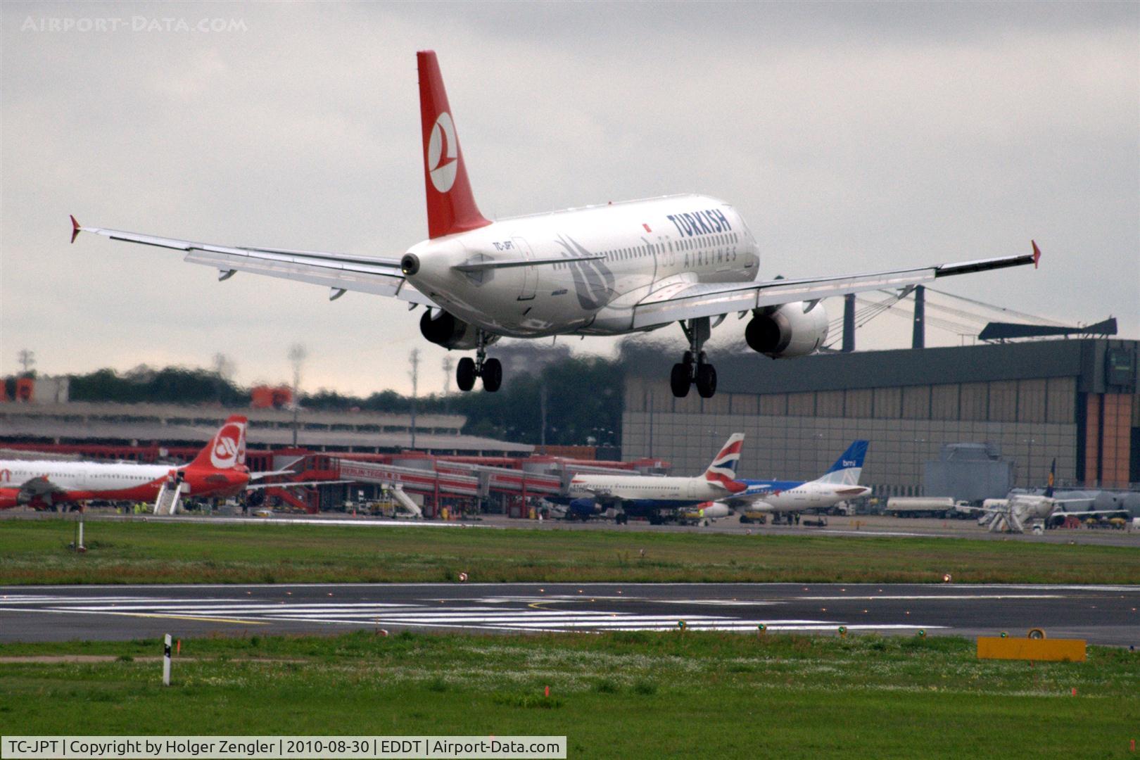 TC-JPT, 2008 Airbus A320-232 C/N 3719, Flight TK 1721 from Istanbul/Turkey is floating down to TXL