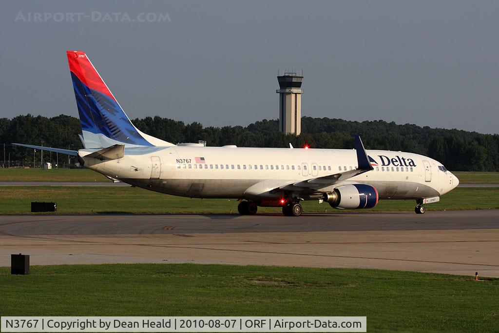 N3767, 2001 Boeing 737-832 C/N 30821, Delta Air Lines N3767 taxiing to the gate via Taxiway Charlie after arrival on RWY 5.