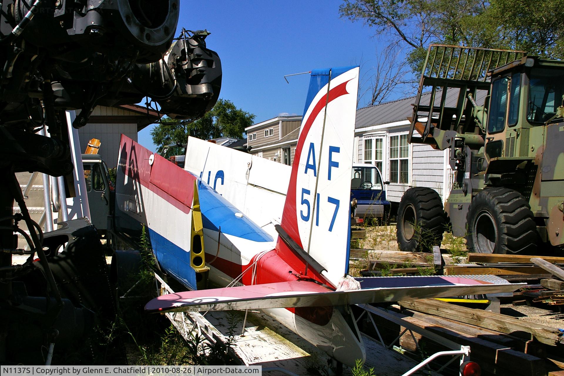 N1137S, 1971 Schweizer SGS 1-26E C/N 517, At the Russell Military Museum, Russell, IL