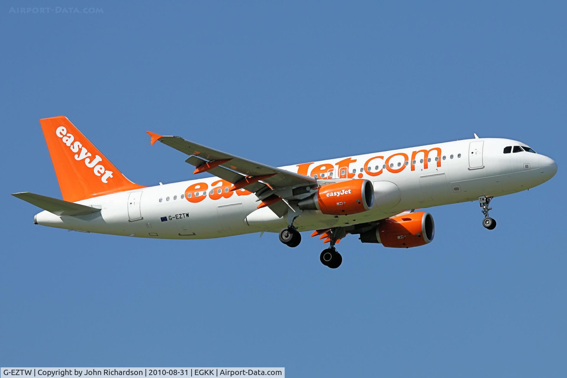 G-EZTW, 2010 Airbus A320-214 C/N 4250, Approach 08R