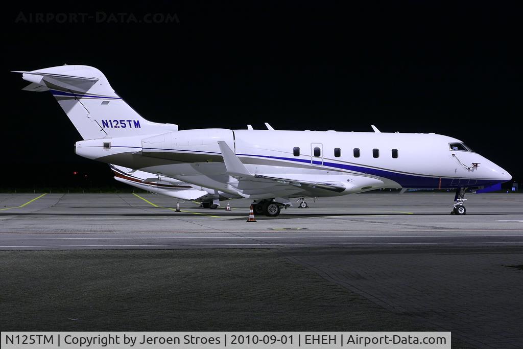 N125TM, 2006 Bombardier Challenger 300 (BD-100-1A10) C/N 20104, at night