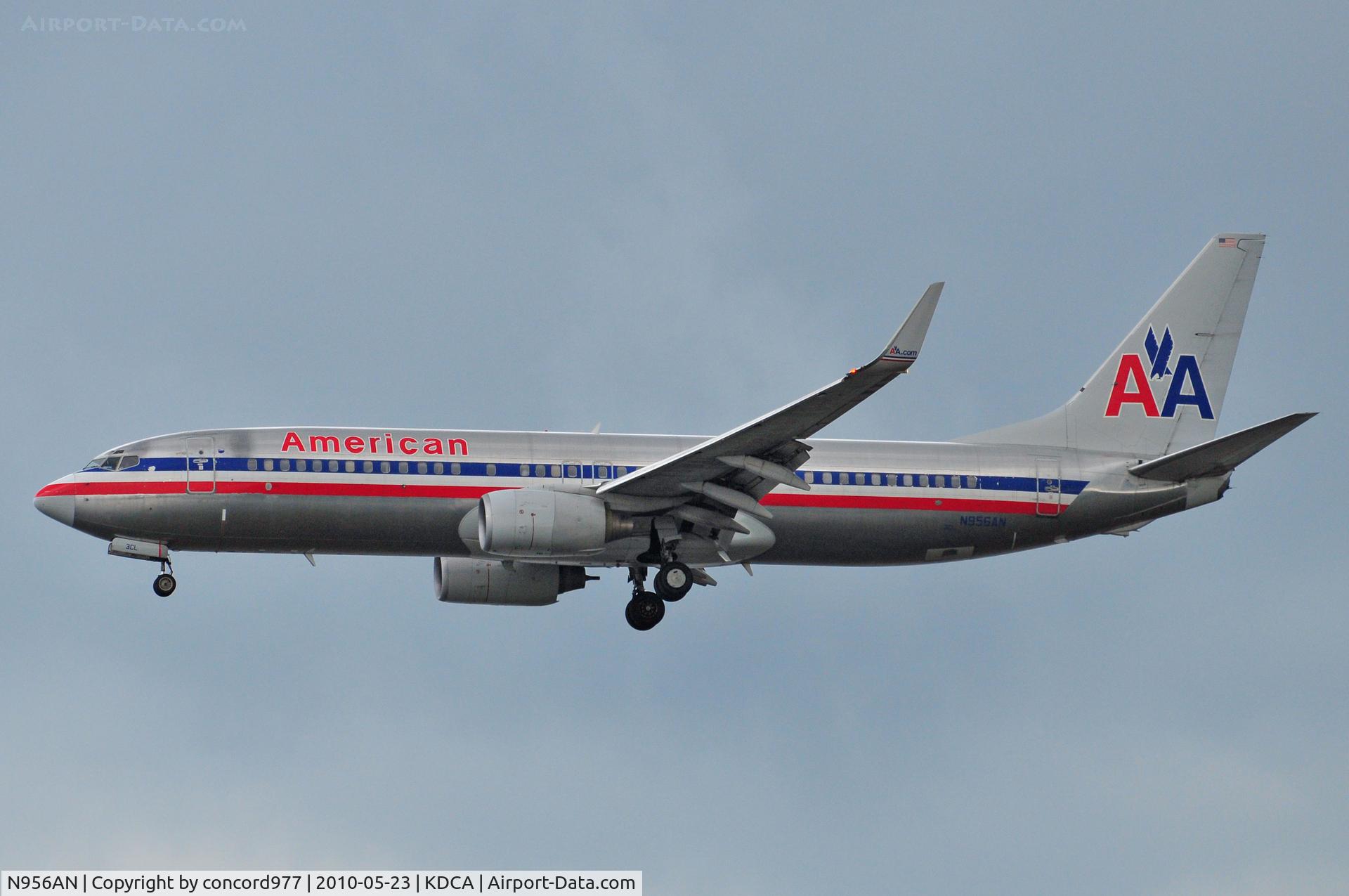 N956AN, 2001 Boeing 737-823 C/N 30090, KDCA.  5/23/2010
