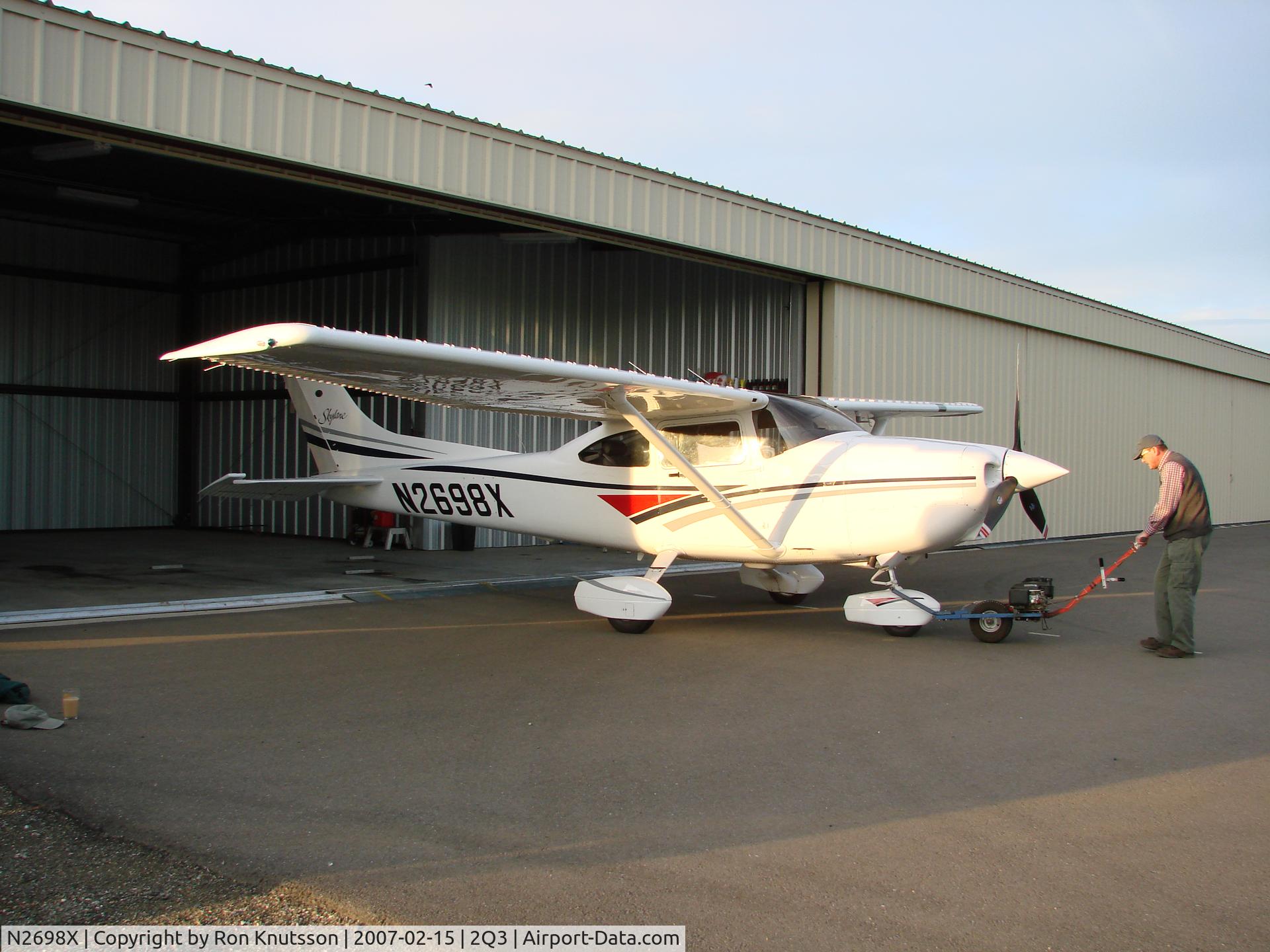 N2698X, 1998 Cessna 182S Skylane C/N 18280318, Getting ready to fly to The Tulare Farm Show.