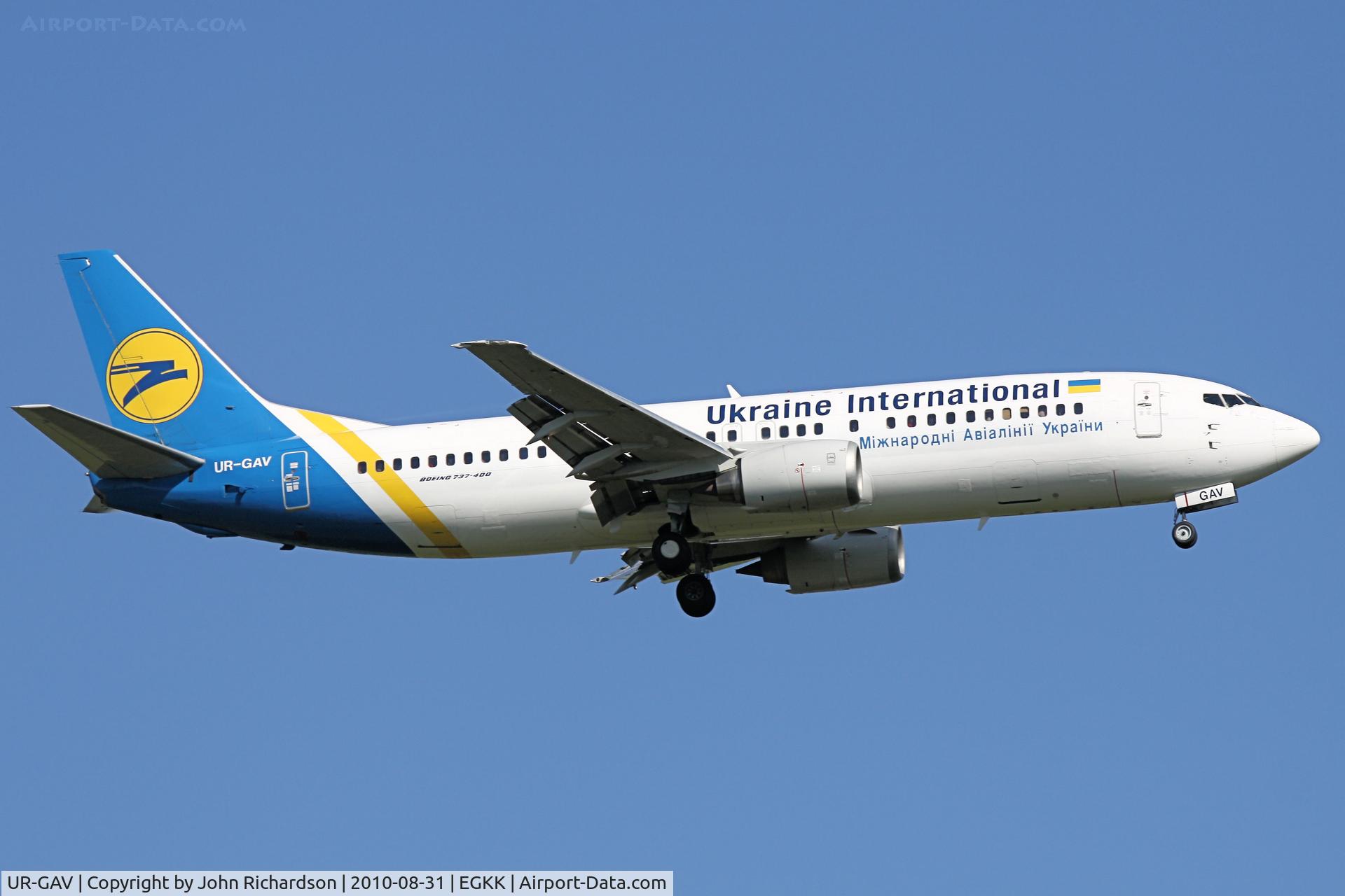 UR-GAV, 1992 Boeing 737-4C9 C/N 26437, Approach 08R