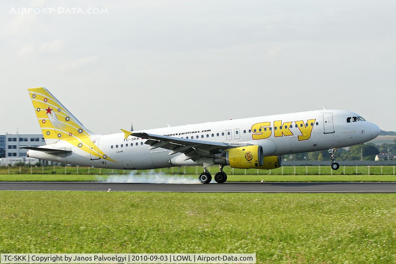 TC-SKK, 1990 Airbus A320-211 C/N 148, Sky Airlines Airbus A320-211 landing on RWY09 in LOWL/LNZ
