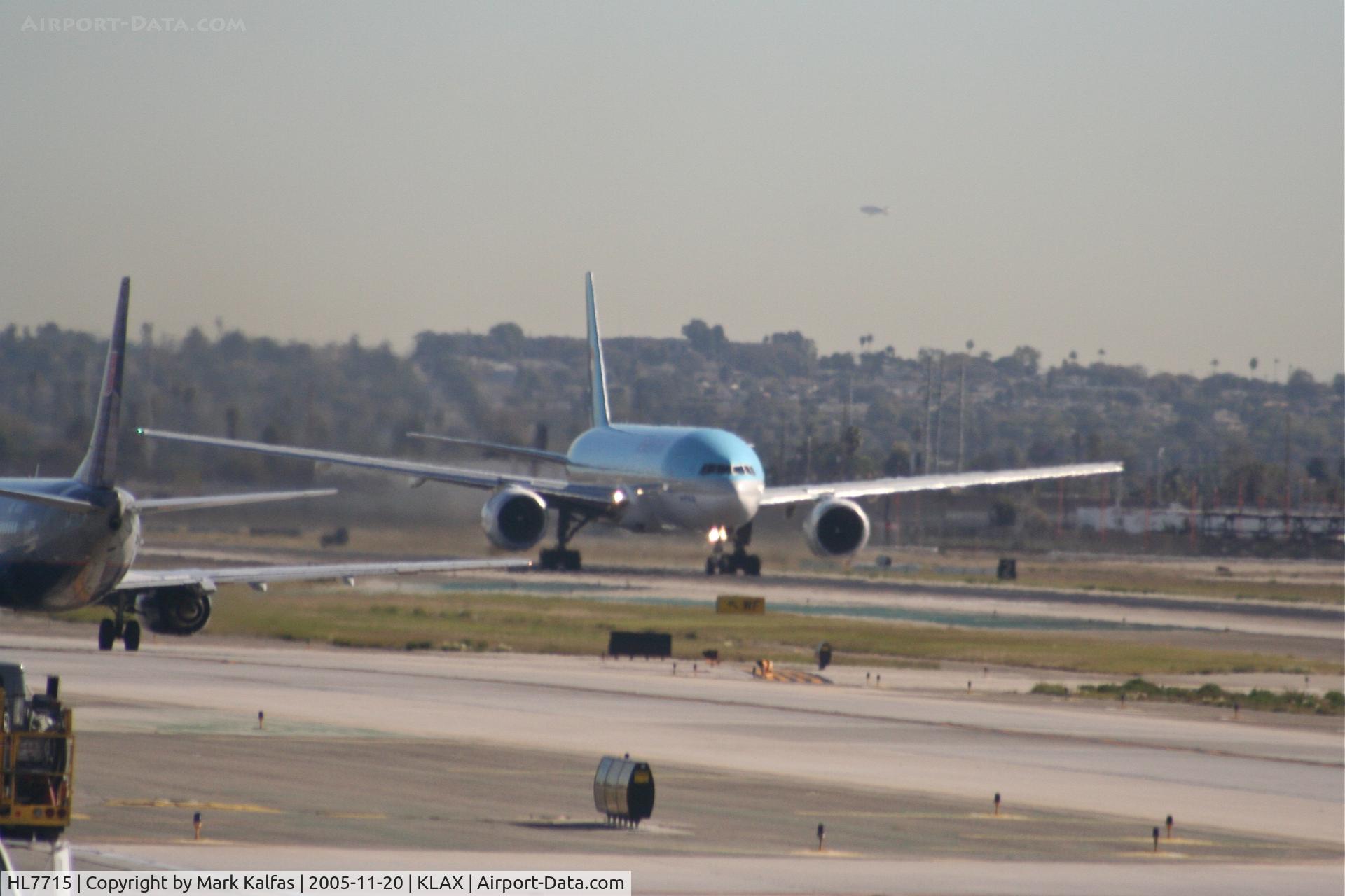 HL7715, 2002 Boeing 777-2B5/ER C/N 28372, Korean Airlines Boeing 777-2B5 (ER), HL7715 beginning her take off roll on 25R KLAX.