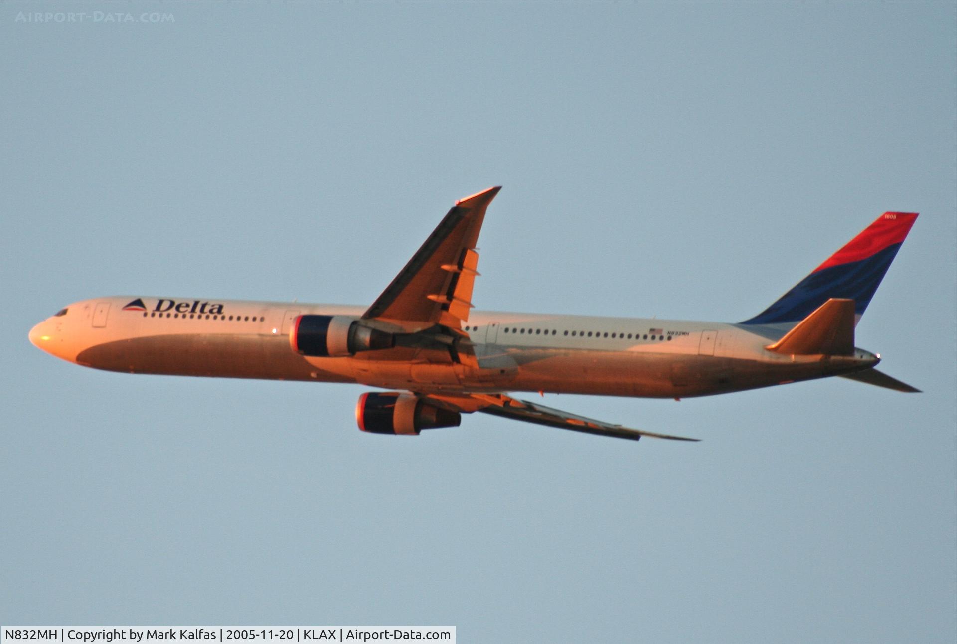N832MH, 2000 Boeing 767-432/ER C/N 29704, Delta Airlines Boeing 767-432ER, N832MH departing 25R KLAX.