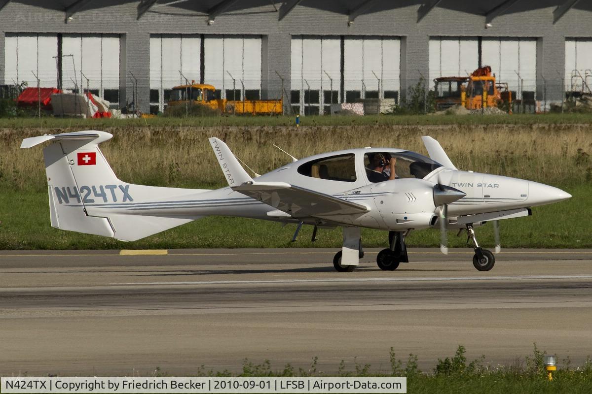 N424TX, Diamond DA-42 Twin Star C/N 42.058, line up for departure
