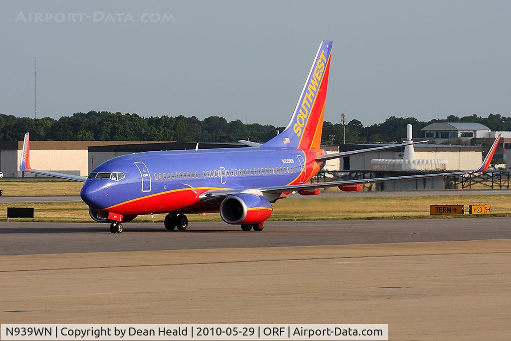 N939WN, 2009 Boeing 737-7H4 C/N 36646, Southwest Airlines N939WN (FLT SWA21) taxiing to the gate after arrival on RWY 23 from Baltimore/Washington Int'l (KBWI).