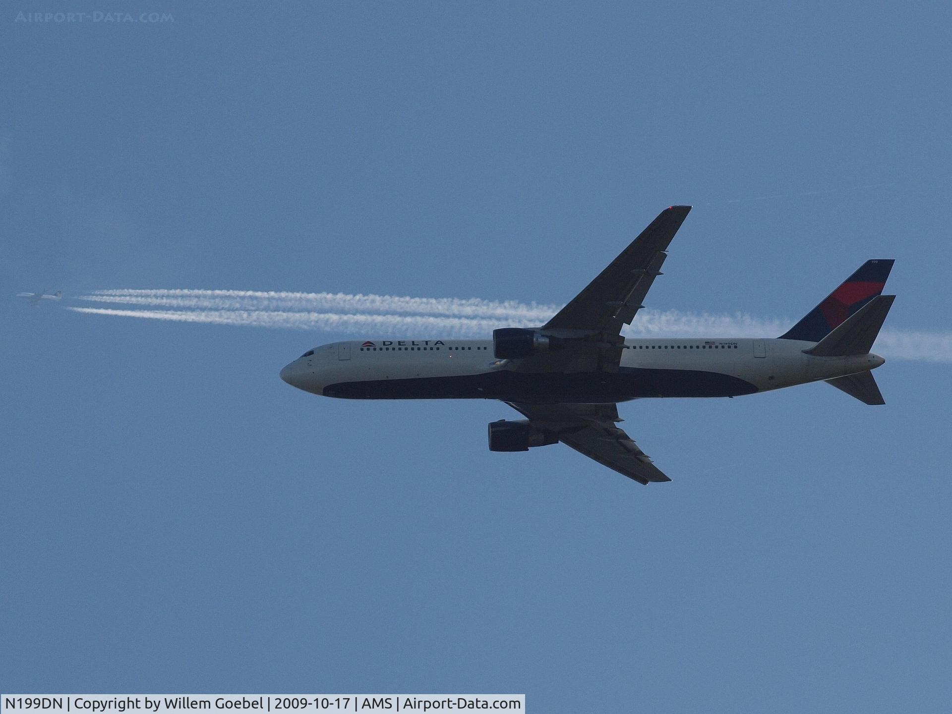N199DN, 1998 Boeing 767-332/ER C/N 28456, In the Air