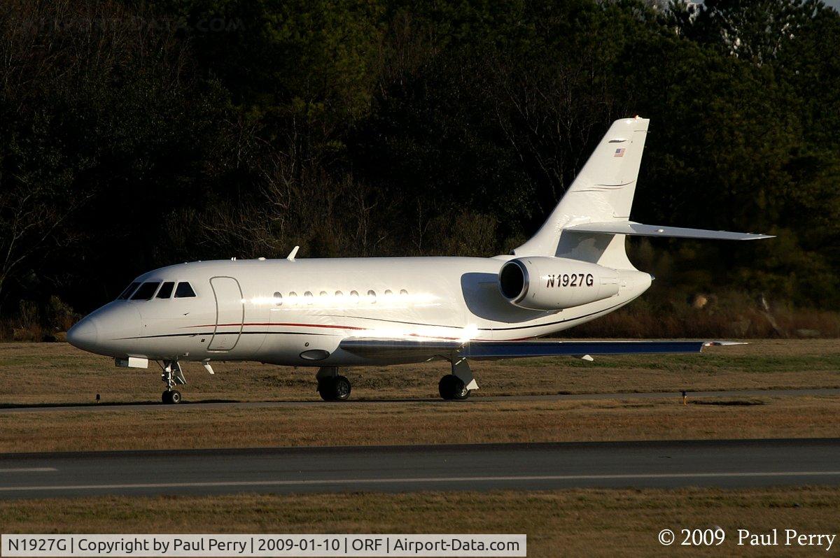 N1927G, 1996 Dassault Falcon 2000 C/N 35, One more Falcon, waiting around.  Had quite a load for their normal that day