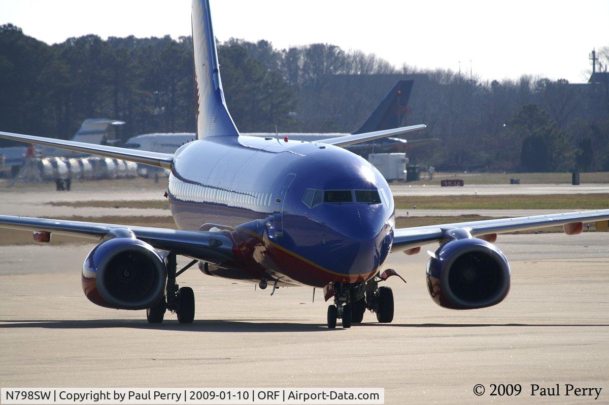 N798SW, 1998 Boeing 737-7AD C/N 28436, Turning towards the terminal area