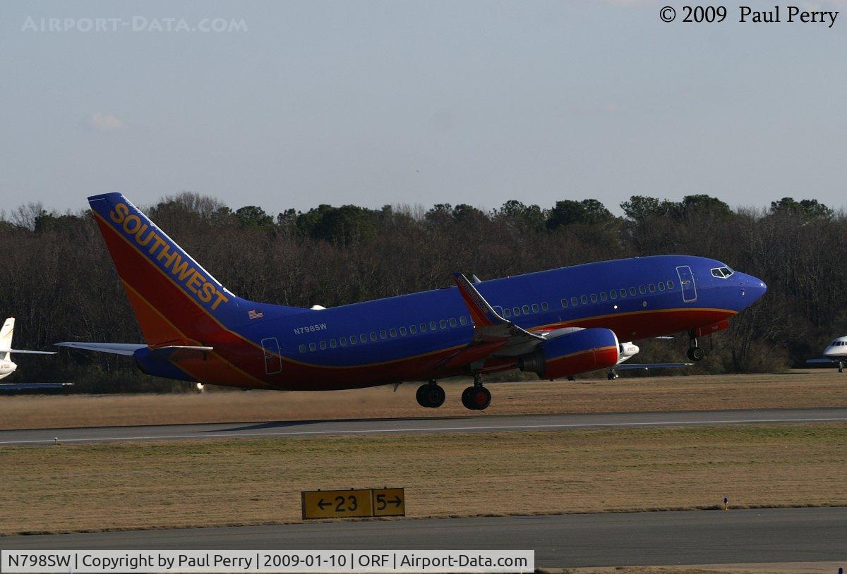 N798SW, 1998 Boeing 737-7AD C/N 28436, Another load, and off she goes