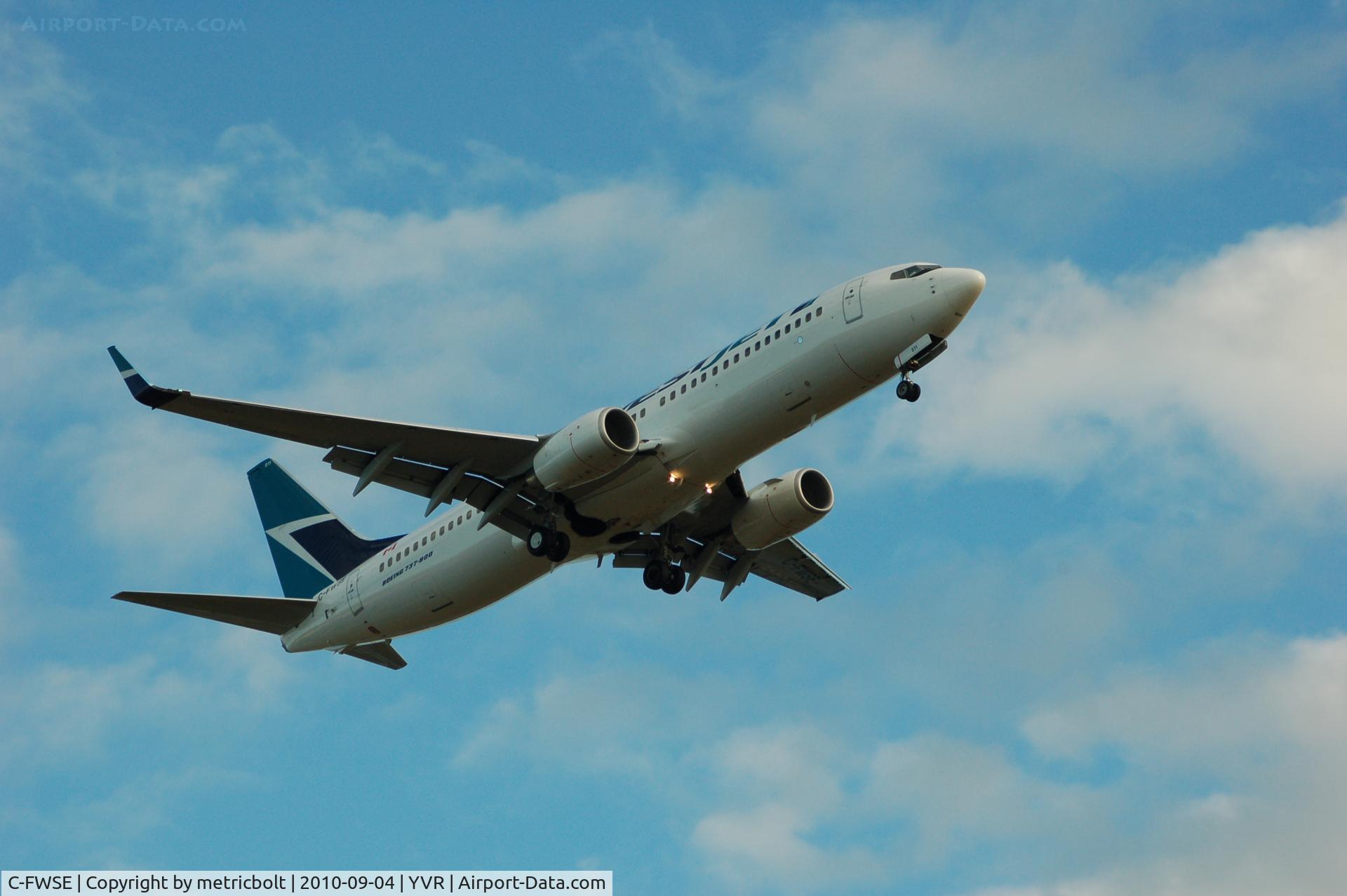 C-FWSE, 2009 Boeing 737-8CT C/N 36690, Evening arrival
