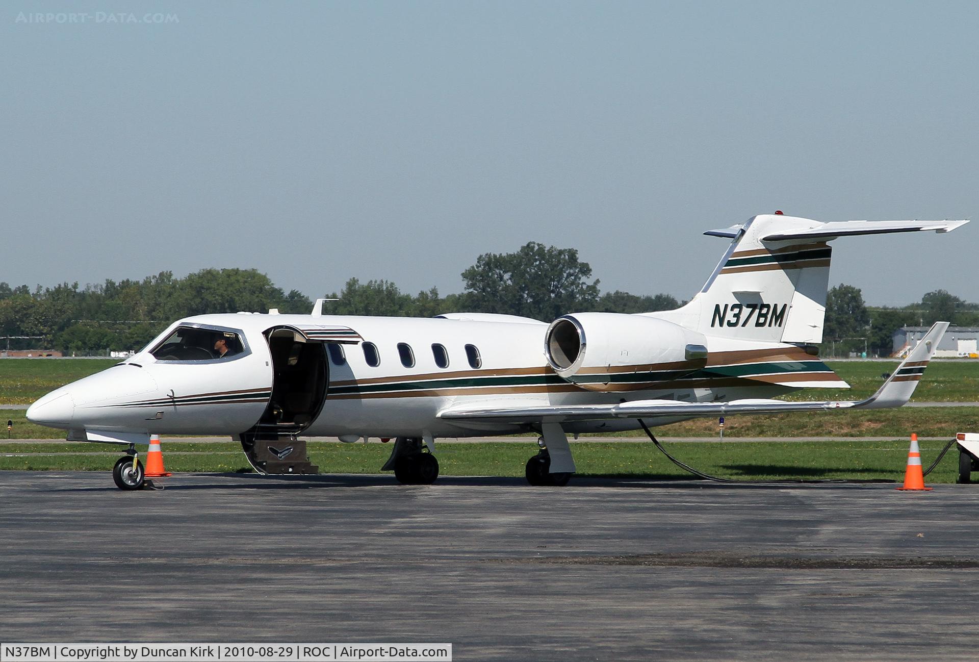 N37BM, 1994 Learjet 31A C/N 096, Loading up at Rochester, NY