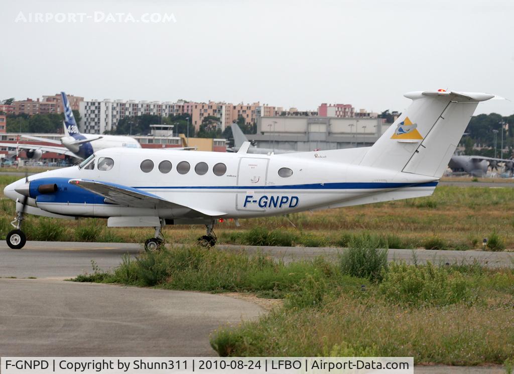 F-GNPD, 1976 Beech 200 Super King Air C/N BB-199, Taxiing holding point rwy 32R for departure in new c/s