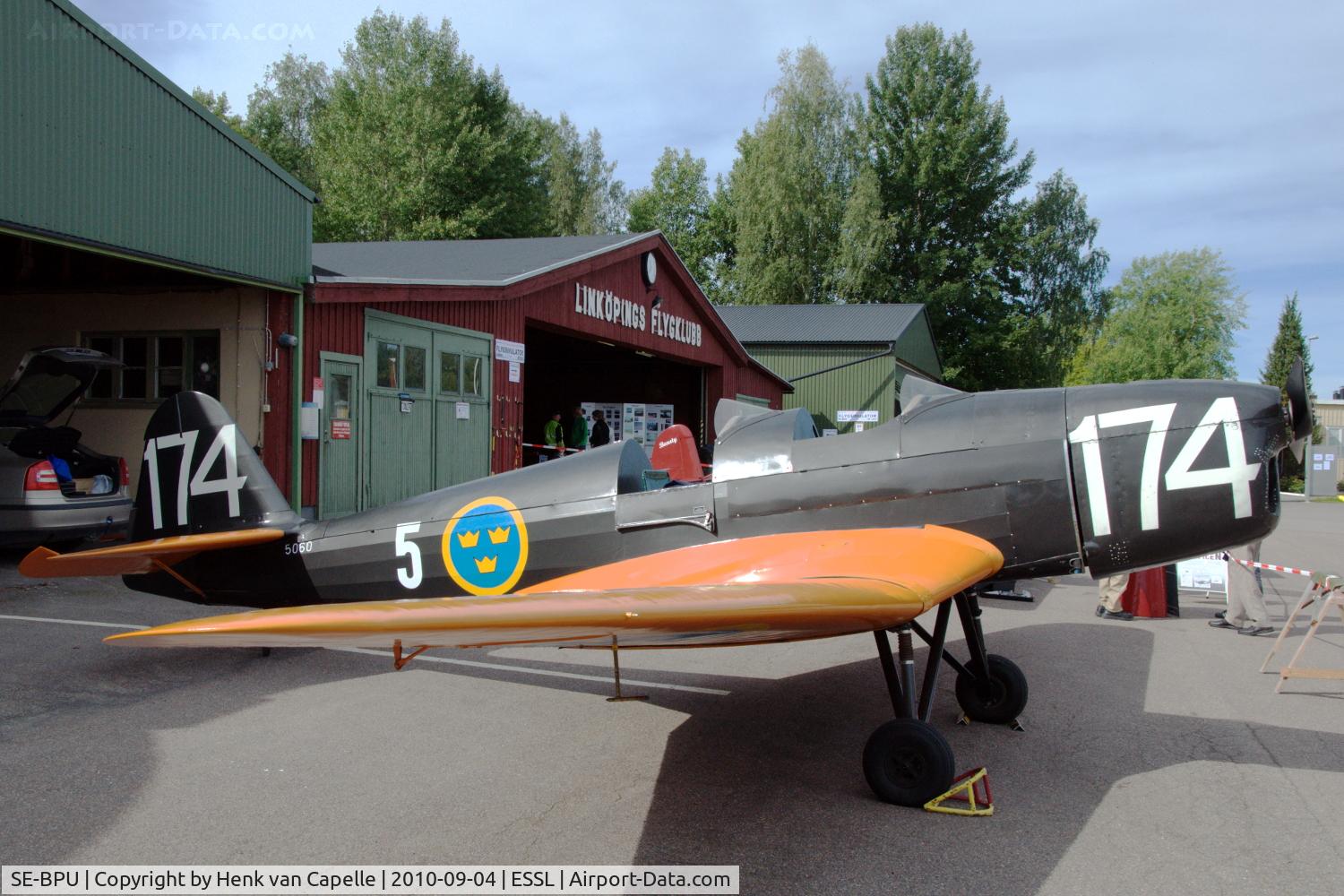SE-BPU, 1941 Klemm Kl-35D C/N 2009-79, Klemm Kl 35D parked in front of the hangars of the Linköpings Flygklubb.