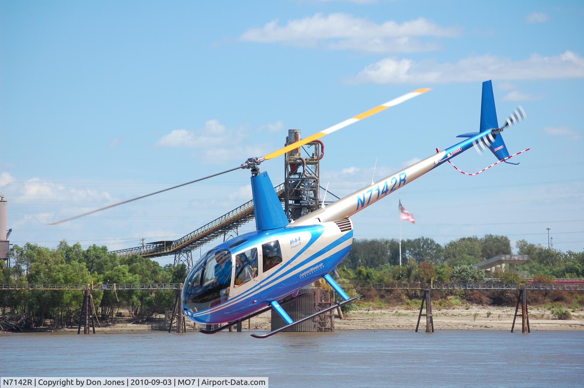 N7142R, Robinson R44 II C/N 12684, Sightseeing copter taking off from a barge moored on the Mississippi River at the base of Gateway Arch in downtown St. Louis.