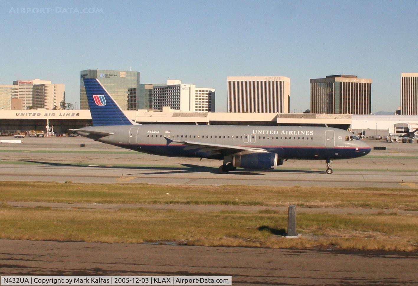 N432UA, 1996 Airbus A320-232 C/N 587, United Airlines Airbus A320-232, N432UA taxiway Bravo for 25R KLAX.