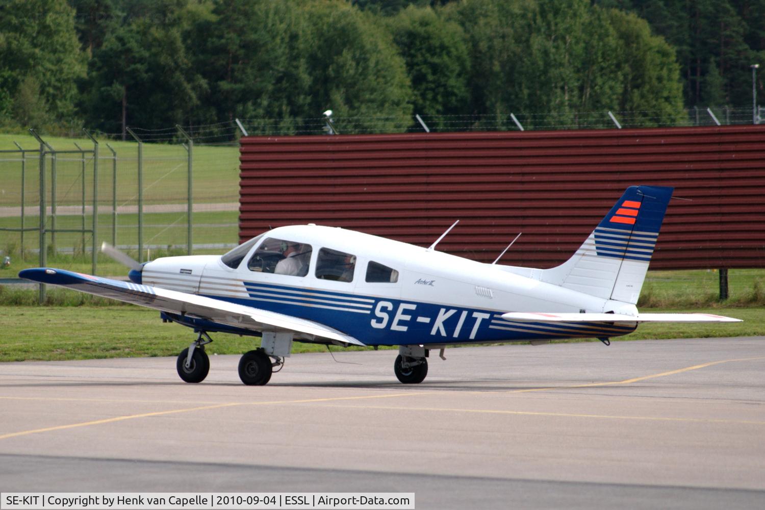 SE-KIT, 1989 Piper PA-28-181 Archer C/N 2890106, Taxying out on its home base,  Linköping City Airport.