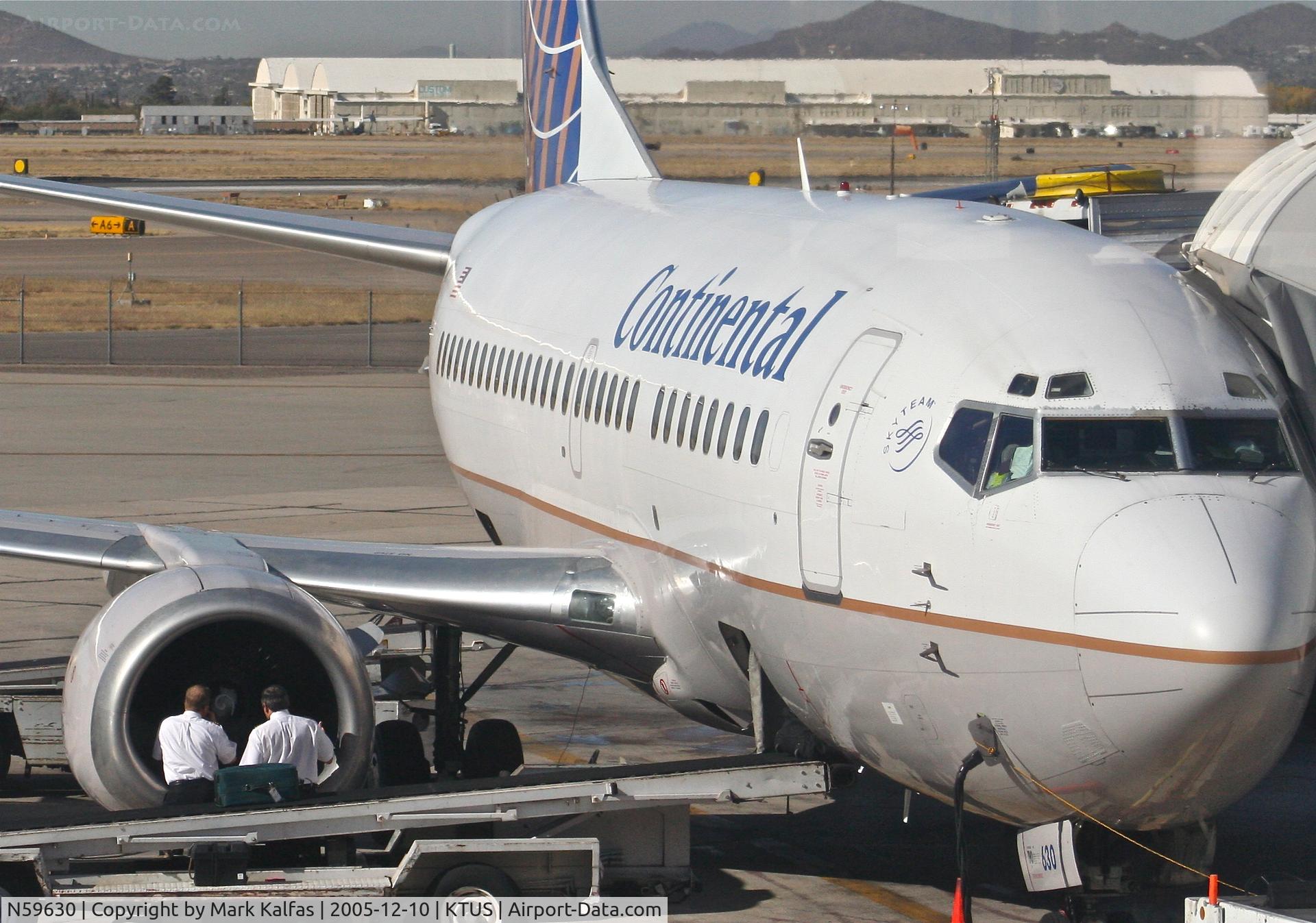 N59630, 1995 Boeing 737-524 C/N 27534, Continental Boeing 737-524, N59630 with the flight crew checking out engine #2 at the gate after arrival.