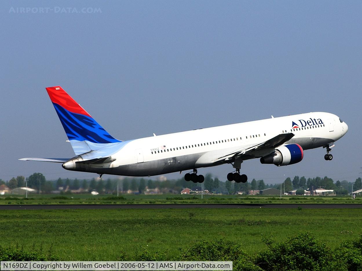 N169DZ, 1998 Boeing 767-332 C/N 29689, Take off of the 