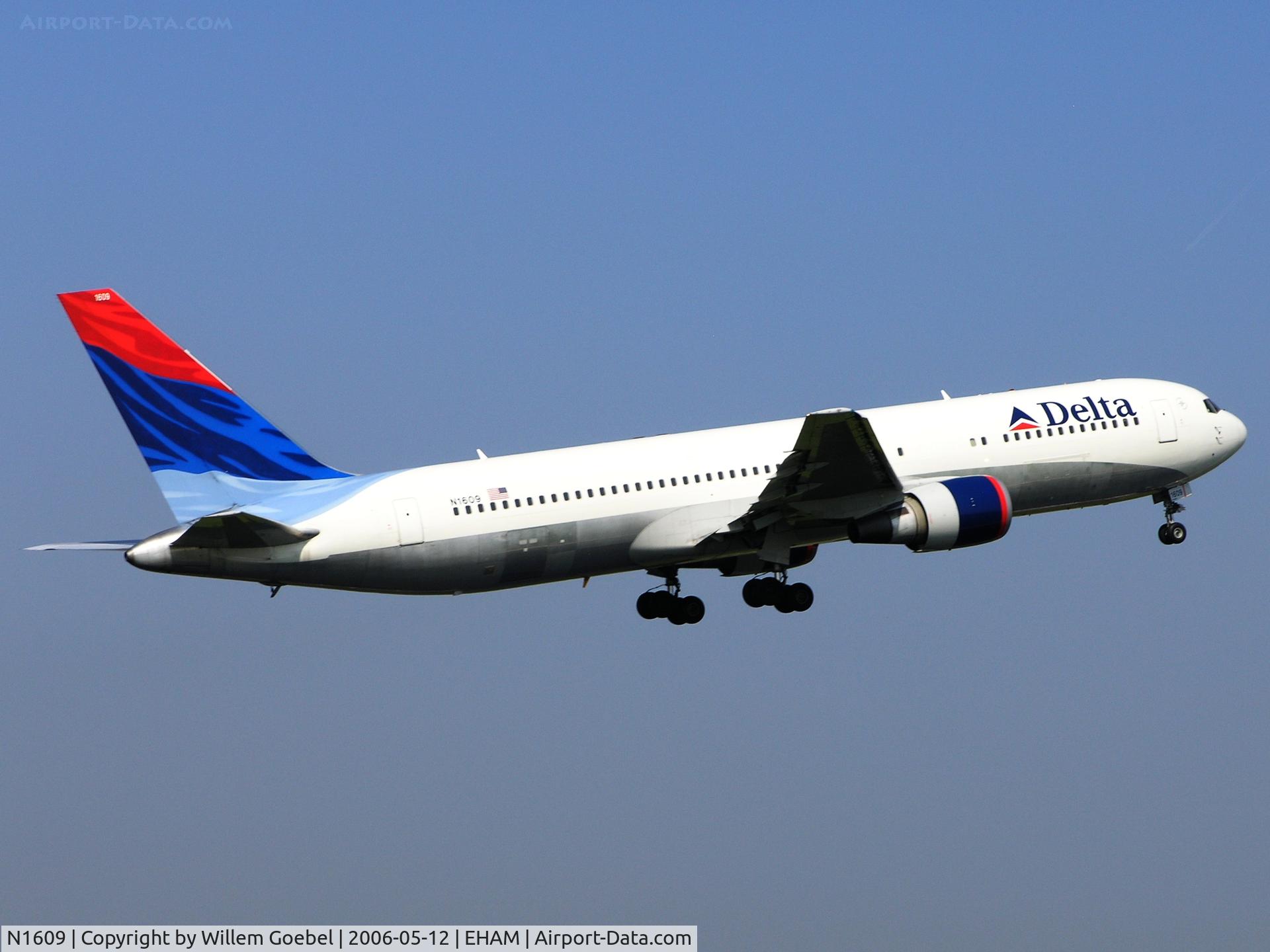 N1609, 2000 Boeing 767-332 C/N 30574, Take off of the 