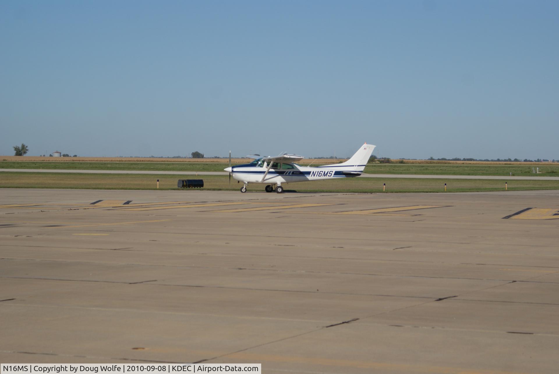 N16MS, 1979 Cessna 182Q Skylane C/N 18267267, Arriving in Decatur, Illinois.