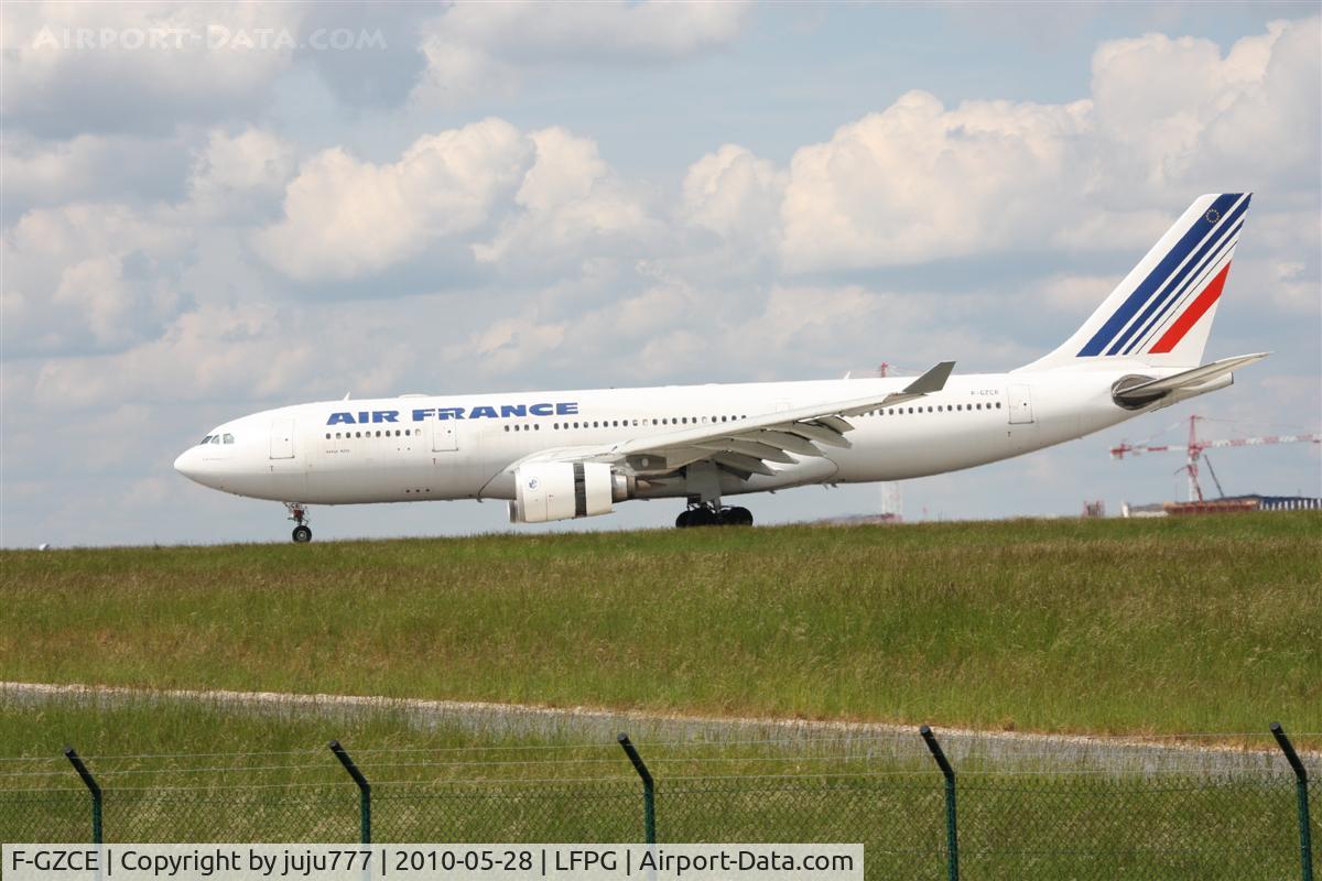 F-GZCE, 2002 Airbus A330-203 C/N 465, on landing at CDG