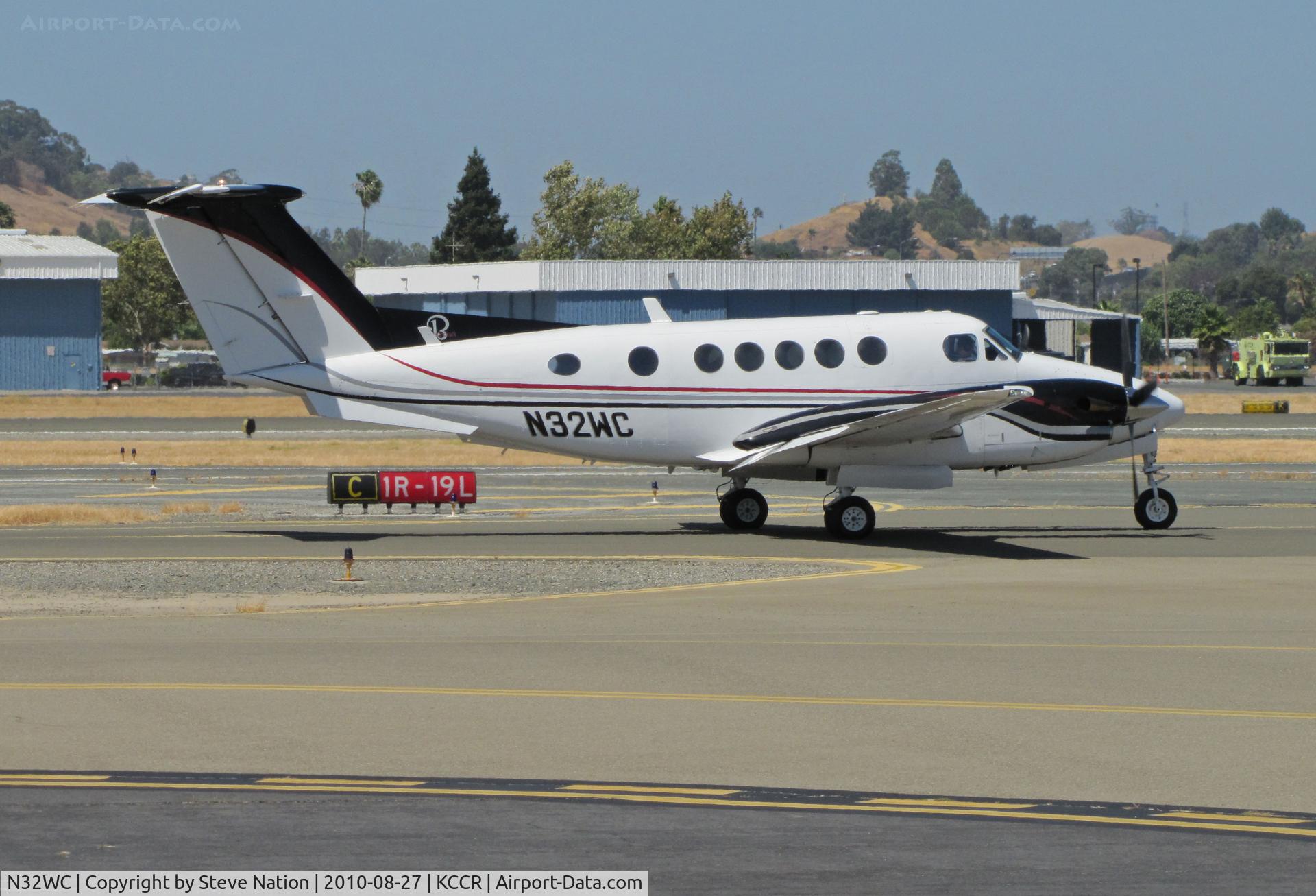 N32WC, 1987 Beech B200 King Air C/N BB-1285, 1987 Beech King Air 200 taxi for departure to KTRK (Tahoe/Truckee Airport, CA)