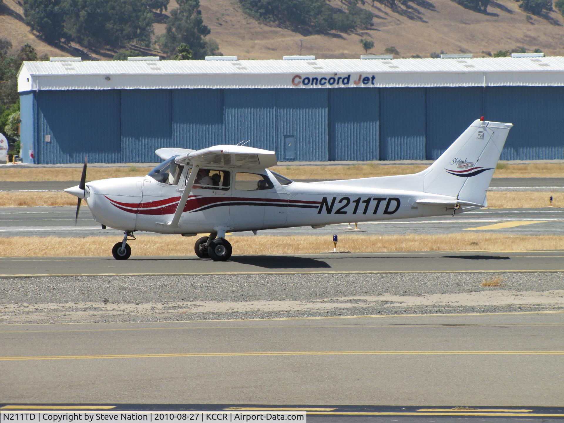 N211TD, 2000 Cessna 172S C/N 172S8524, Locally-based 2000 Cessna 172S taxis at Buchanan Field