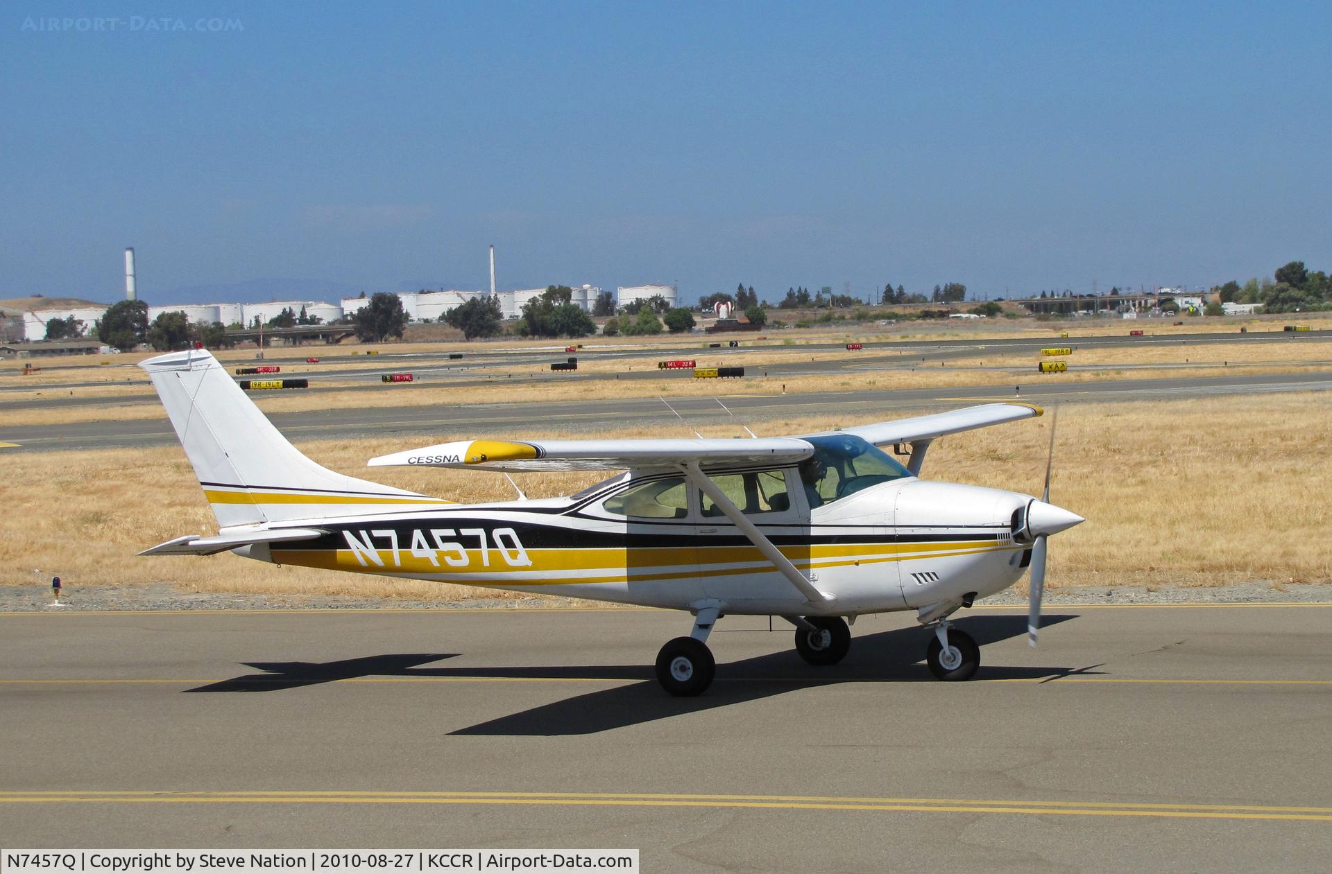 N7457Q, 1972 Cessna 182P Skylane C/N 18261097, 1972 Cessna 182P taxis past public viewing area at Buchanan Field