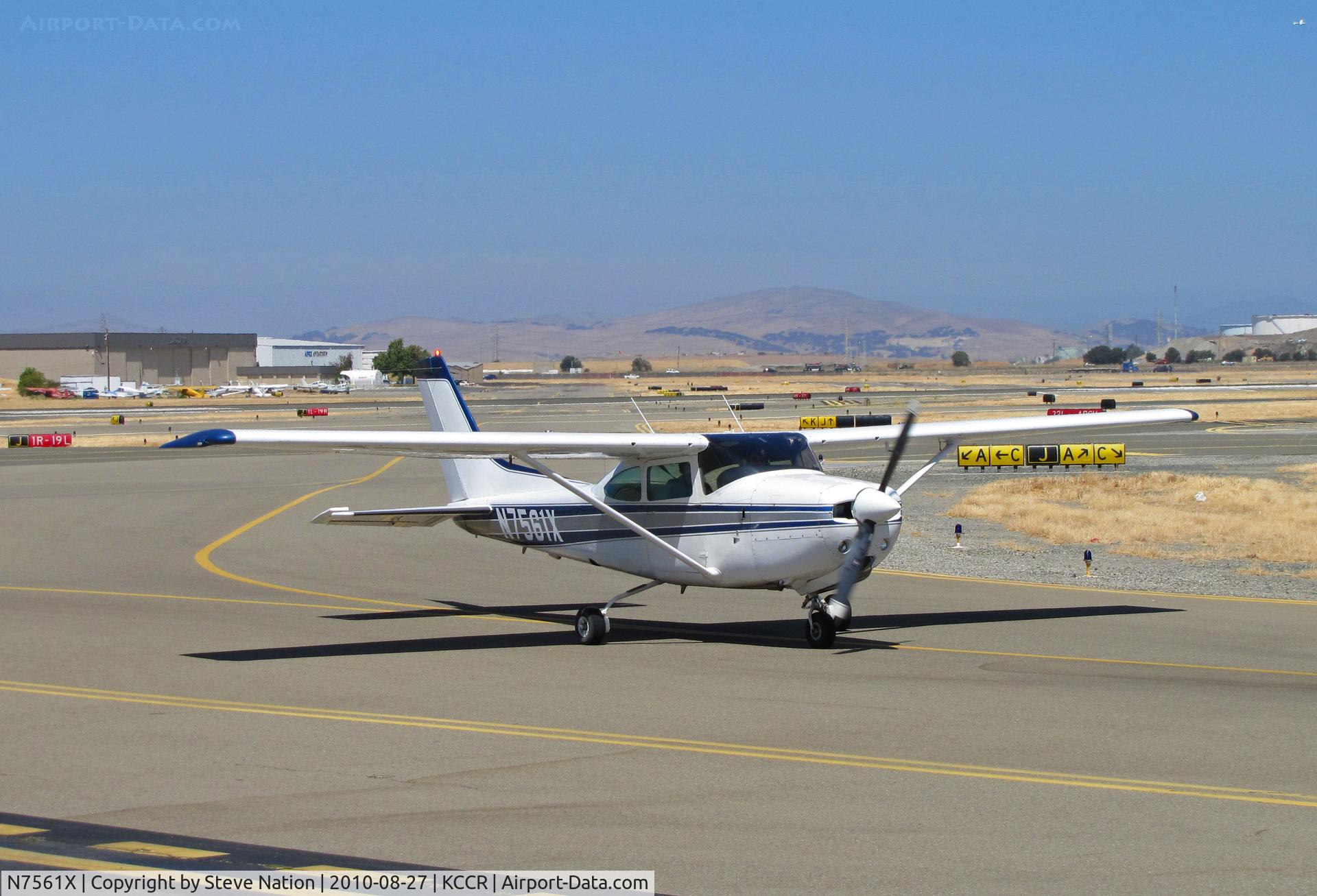 N7561X, 1977 Cessna R182 Skylane RG C/N R18200101, Locally-based 1977 Cessna R182 approaching public viewing area at Buchanan Field