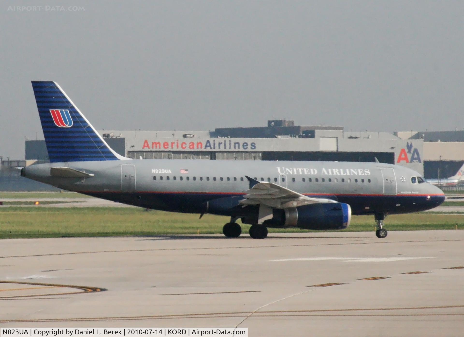 N823UA, 1998 Airbus A319-131 C/N 952, A nice UA Airbus A319 awaits its makeover in the new United color scheme at O'Hare.